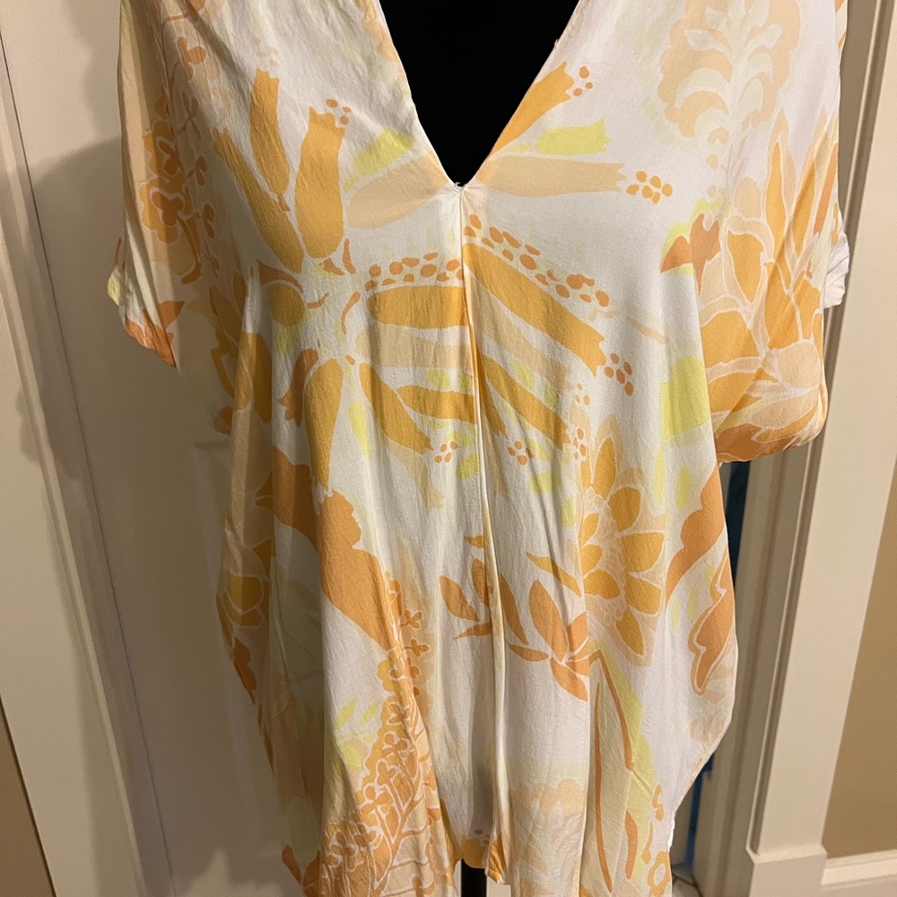 Floral Print Women's Top. Thin lining inside. 
About 27” width & 29” length